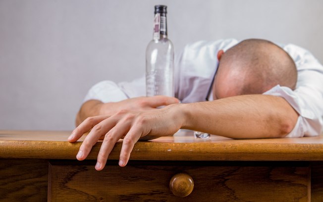Com a intoxicação pelo álcool, o organismo precisa trabalhar duro para conseguir eliminar a substância do corpo