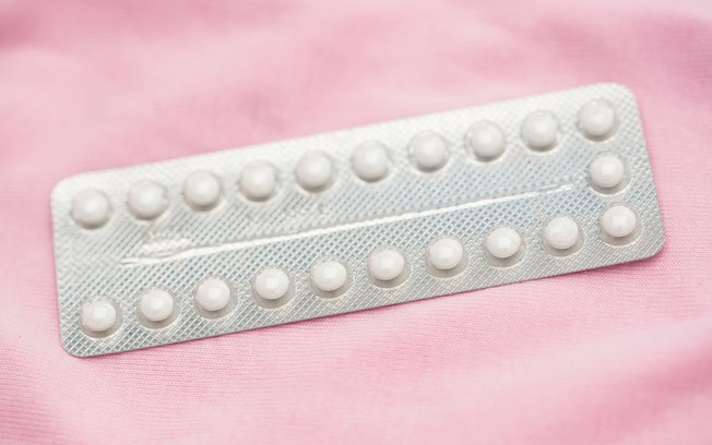 Evite pílula anticoncepcional 1 mês antes da cirurgia. Há risco de trombose venosa profunda, condição fatal