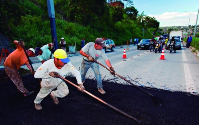 Pavimentar as vias com piche