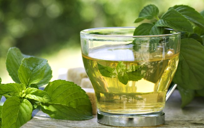 Prefira beber chá-verde em vez de café. Ele contém menos cafeína, causando menos efeitos colaterais, além de antioxidantes que ajudam no bom funcionamento do corpo