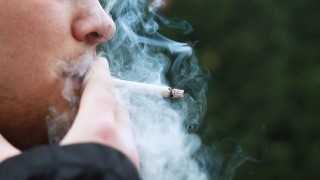 Adesivos, chicletes, remédios: especialistas explicam como largar o cigarro