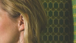 Excesso de cera de ouvido pode causar diminuição da audição