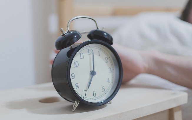 Uma receita é ir acordando 15 minutos mais cedo diariamente, para que a transição ocorra aos poucos