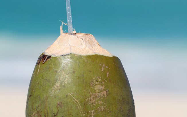 Água de coco: o álcool tem ação diurética e faz com que a pessoa perca muito potássio e sódio. Além de hidratar, água de coco repõe estes minerais