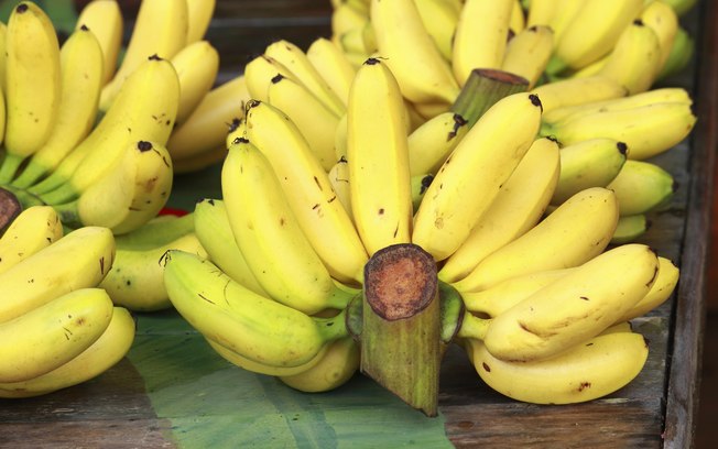 Bananas: possuem potássio e sódio e diminuem as câimbras, cansaço excessivo e as dores musculares