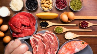 Você deveria comer pouca proteína?
