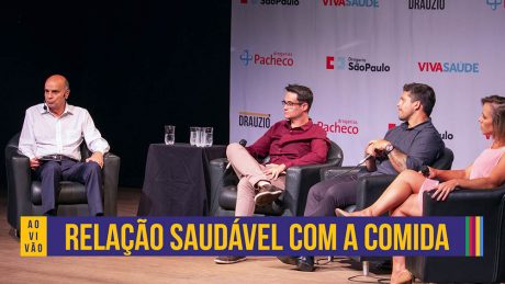 Dr. Drauzio Varella à esquerda e três convidados à direita durante bate-papo sobre alimentação.