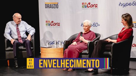 Dr. Drauzio com duas convidadas em evento sobre envelhecimento.